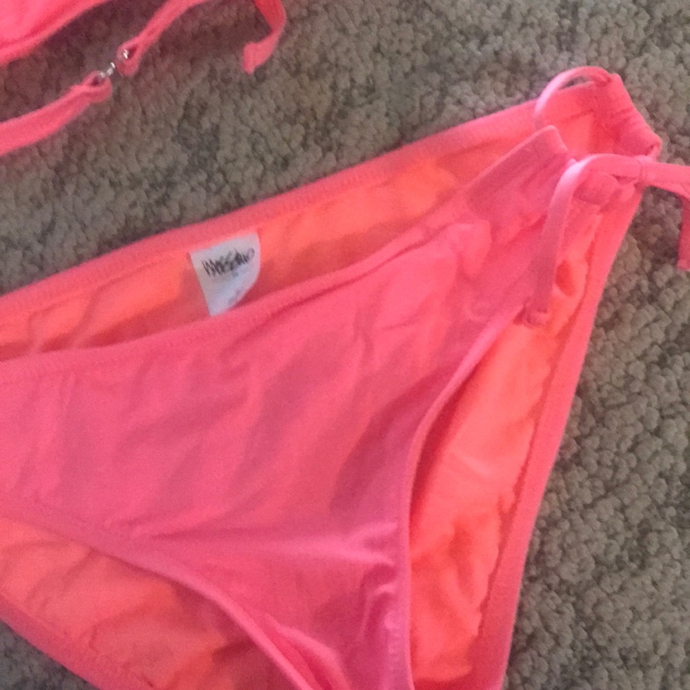 Bikini - Picture 3 of 3